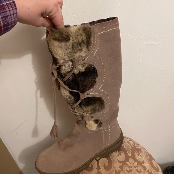 Wanderlust Tan Suede Boots Faux Fur side zipper  / Size 8.5 / good condition - Picture 2 of 6